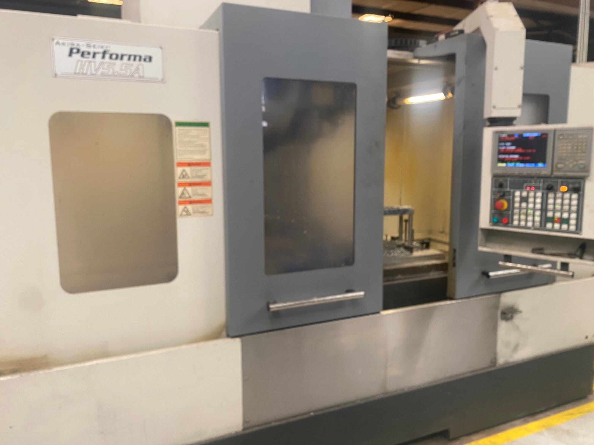 Akira Seiki Performa HV5.5A VMC, 2015 - Chip Conveyor, Mi645 Control - Image 2