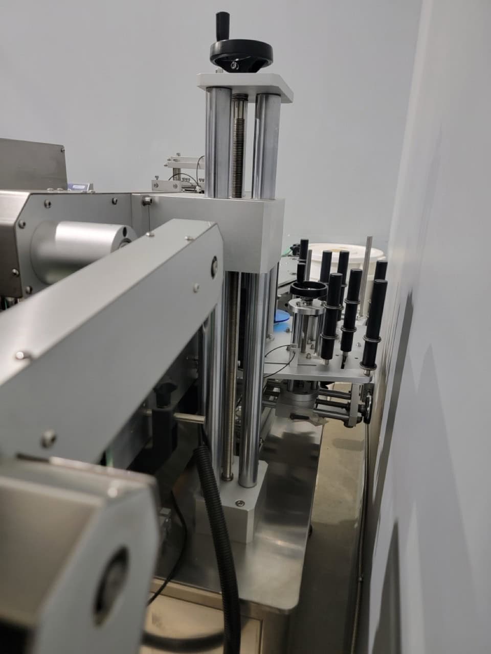 Jorestech OMICRON-2 Automatic Front and Back Labeler for Flat and Round Bottles, 2020 - Image 11