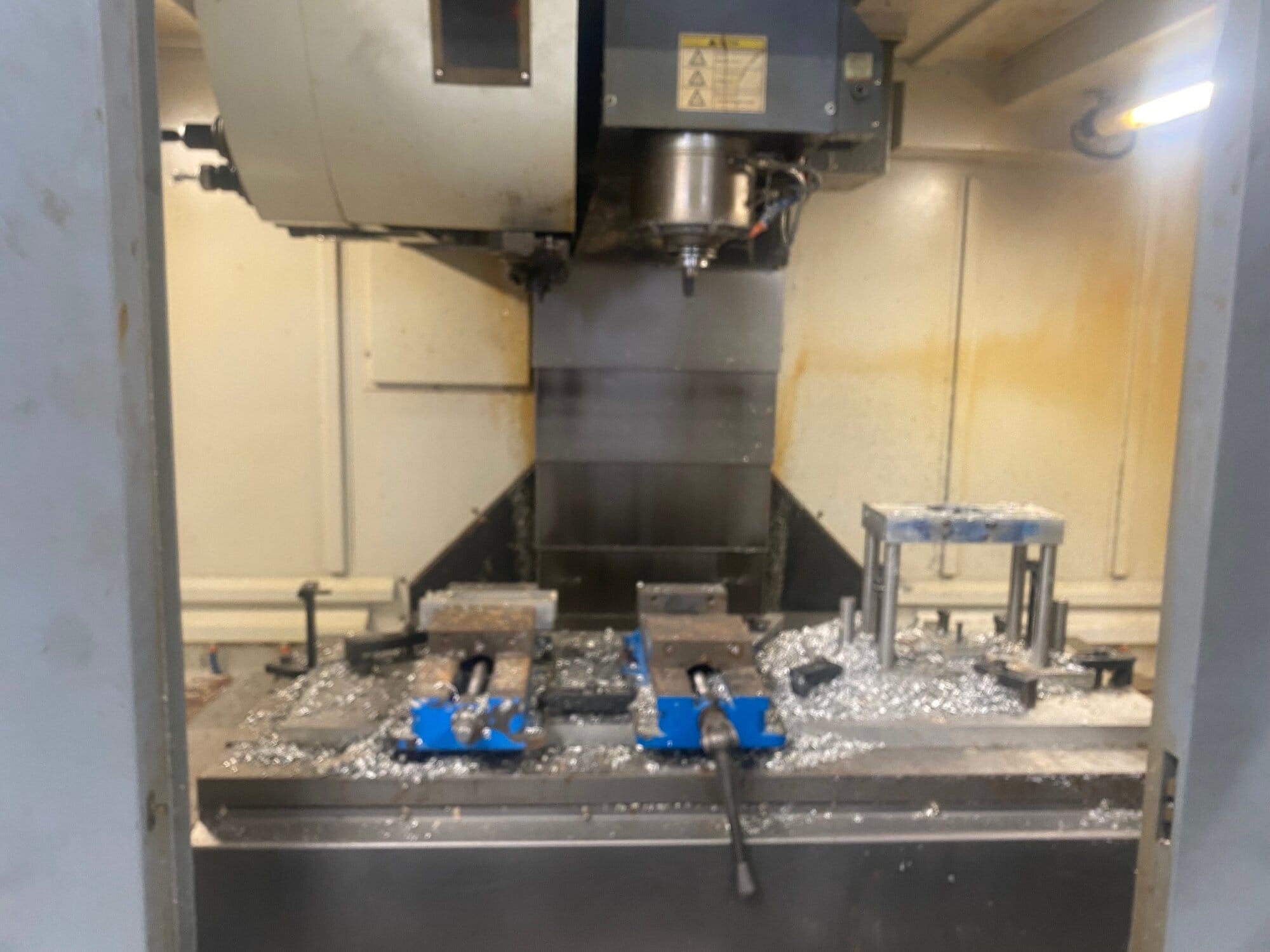 Akira Seiki Performa HV5.5A VMC, 2015 - Chip Conveyor, Mi645 Control - Image 3