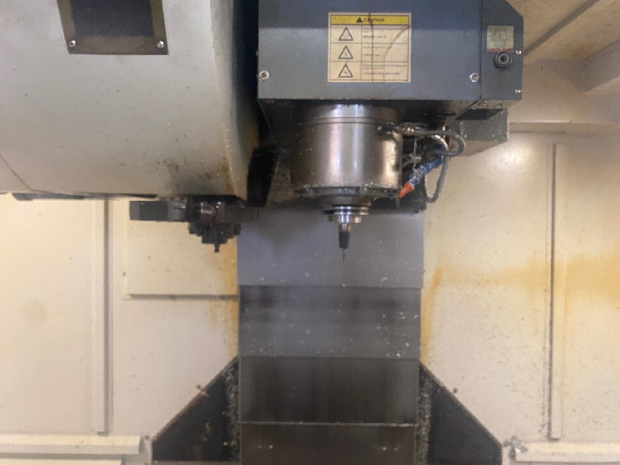 Akira Seiki Performa HV5.5A VMC, 2015 - Chip Conveyor, Mi645 Control - Image 4