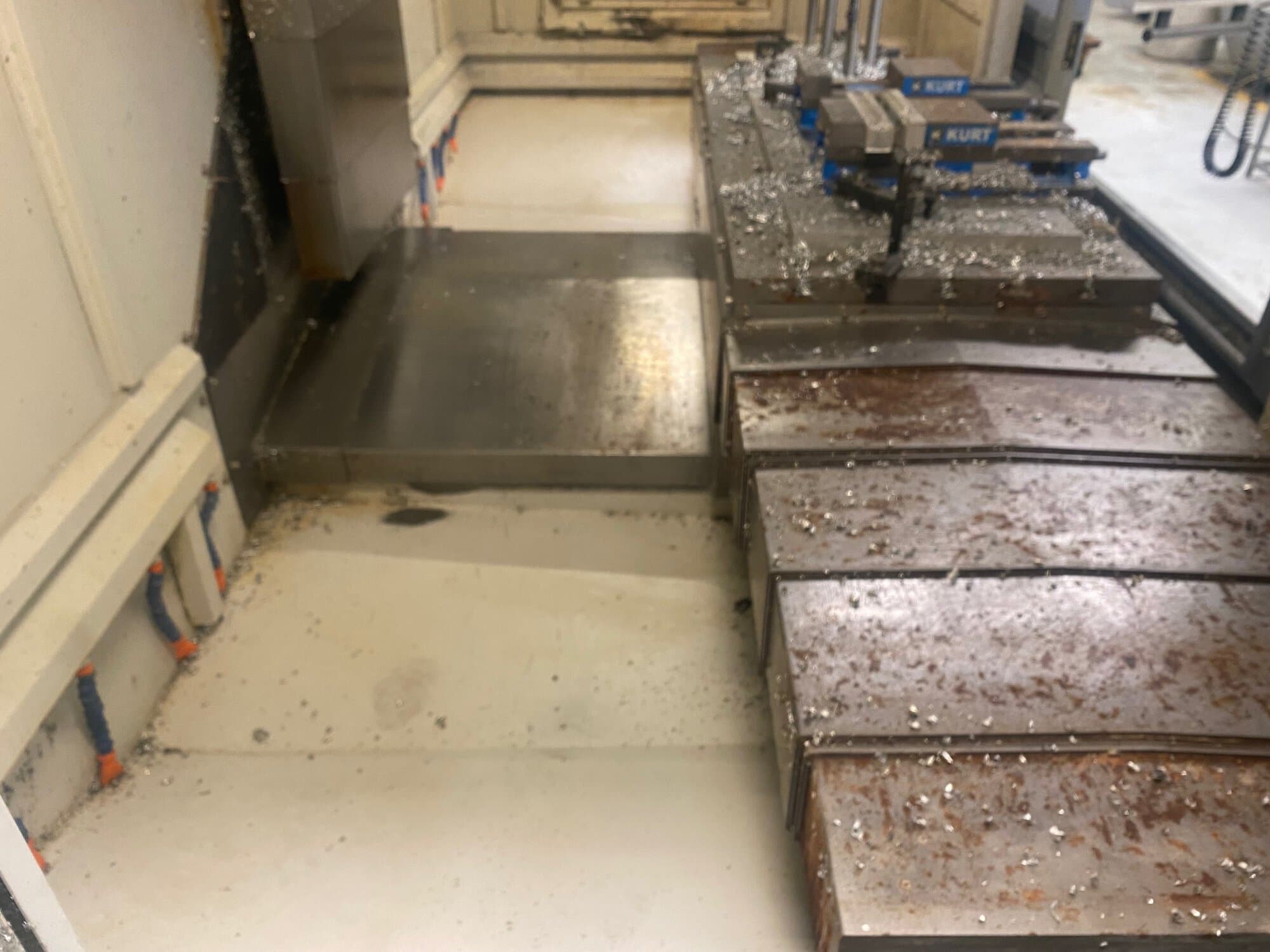 Akira Seiki Performa HV5.5A VMC, 2015 - Chip Conveyor, Mi645 Control - Image 5