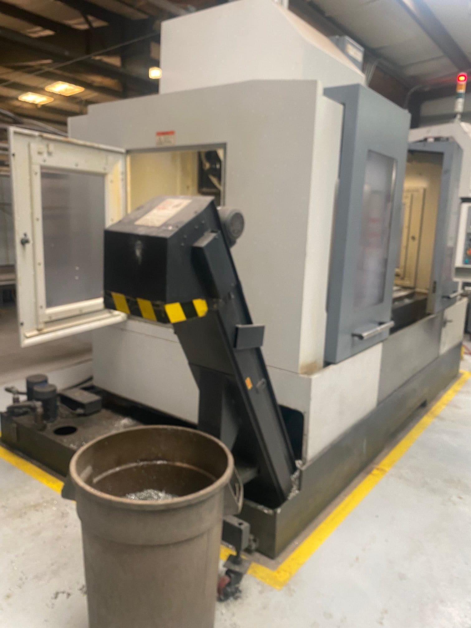 Akira Seiki Performa HV5.5A VMC, 2015 - Chip Conveyor, Mi645 Control - Image 7