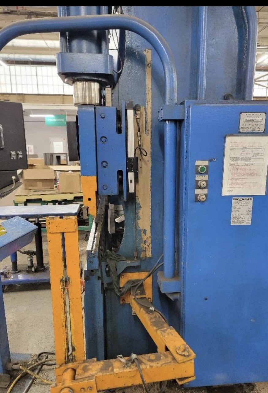 135 Ton x 10' Cincinnati FMII CNC Hydraulic Press Brake, 1990 - Image 2