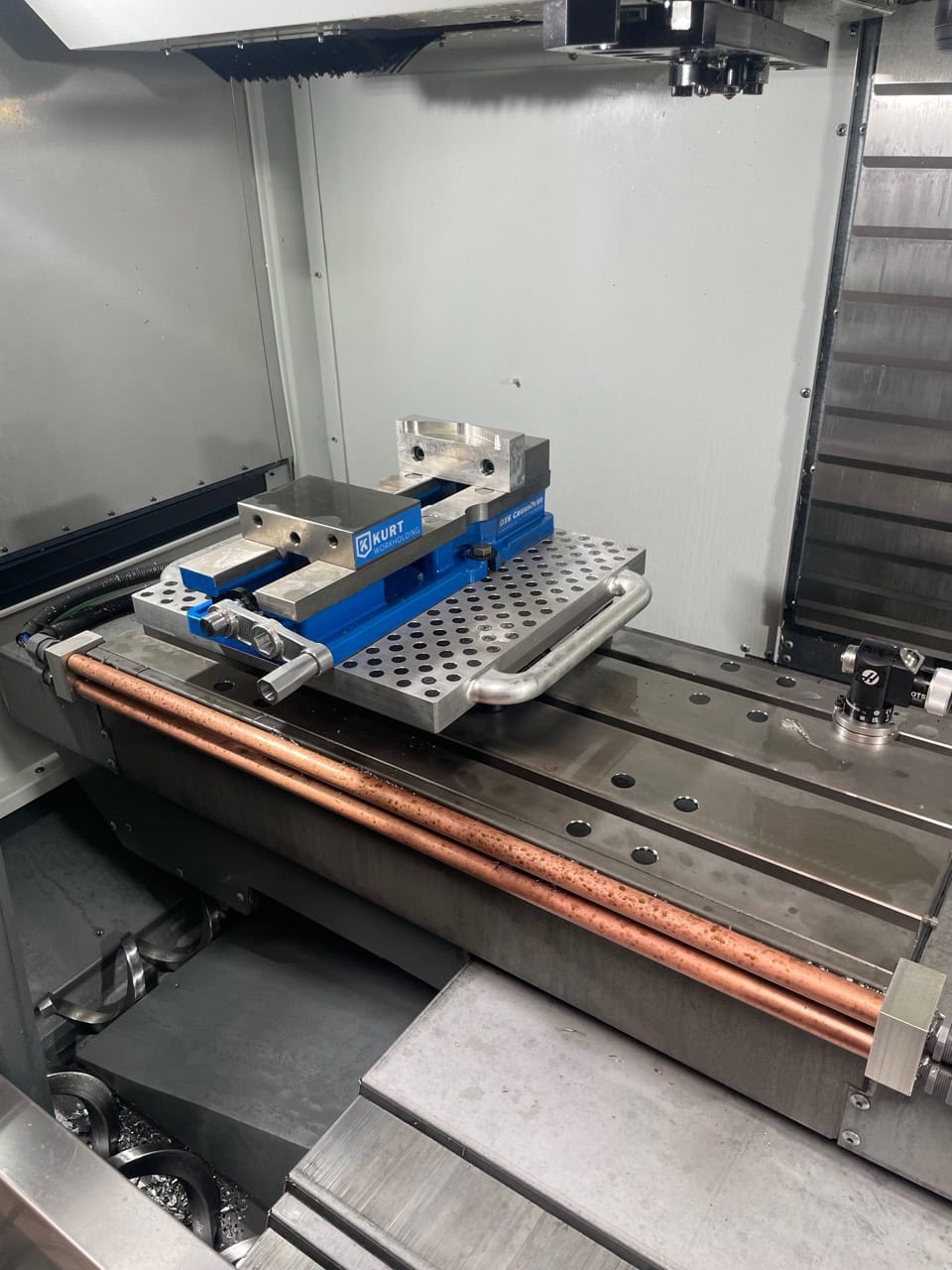 Haas VF-2SS VMC, 2023 - TSC, WIPS, Multi Auger, Auto Window, High Pressure Coolant, HSM, Programmable Coolant - Image 3