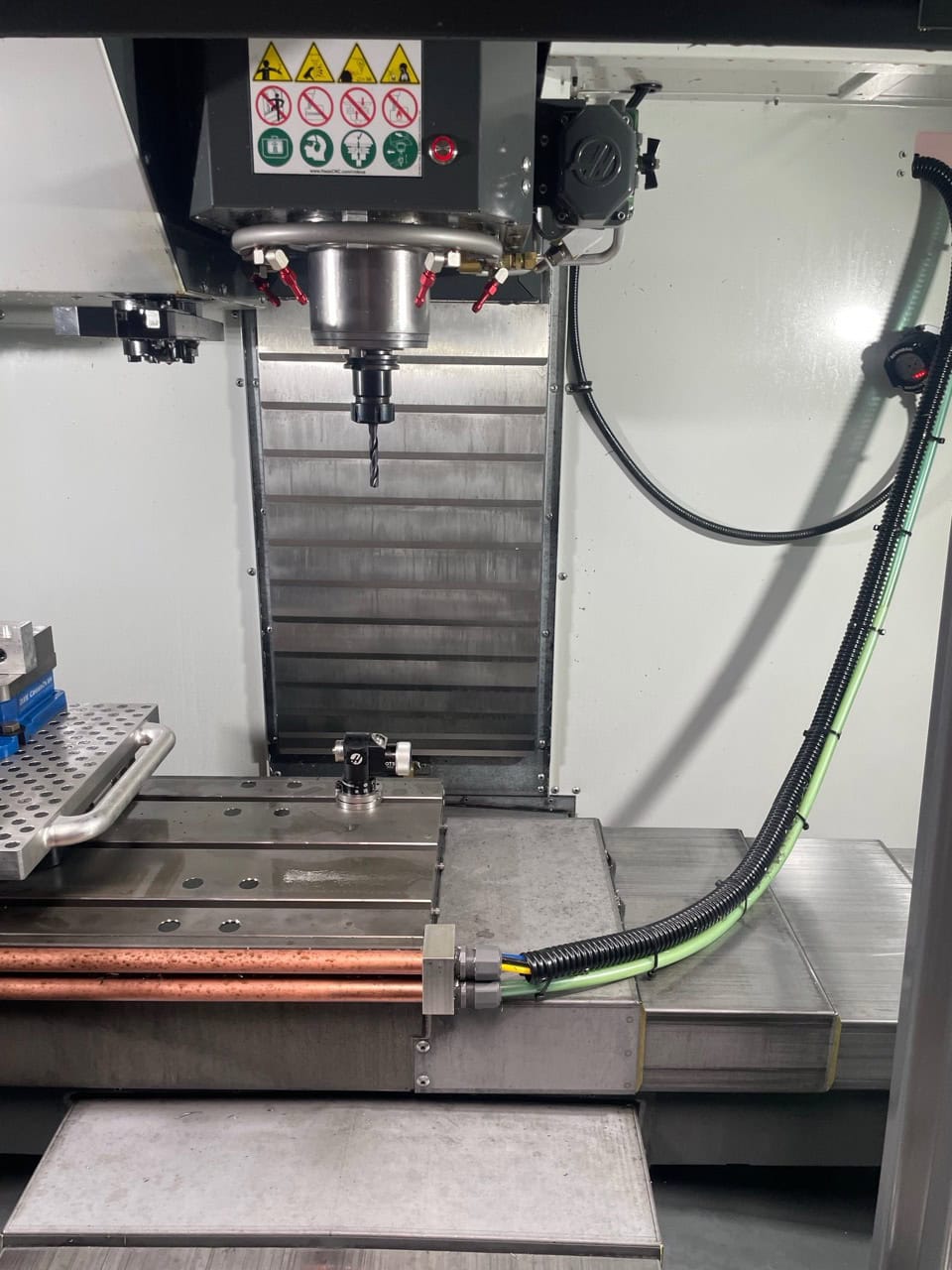 Haas VF-2SS VMC, 2023 - TSC, WIPS, Multi Auger, Auto Window, High Pressure Coolant, HSM, Programmable Coolant - Image 4
