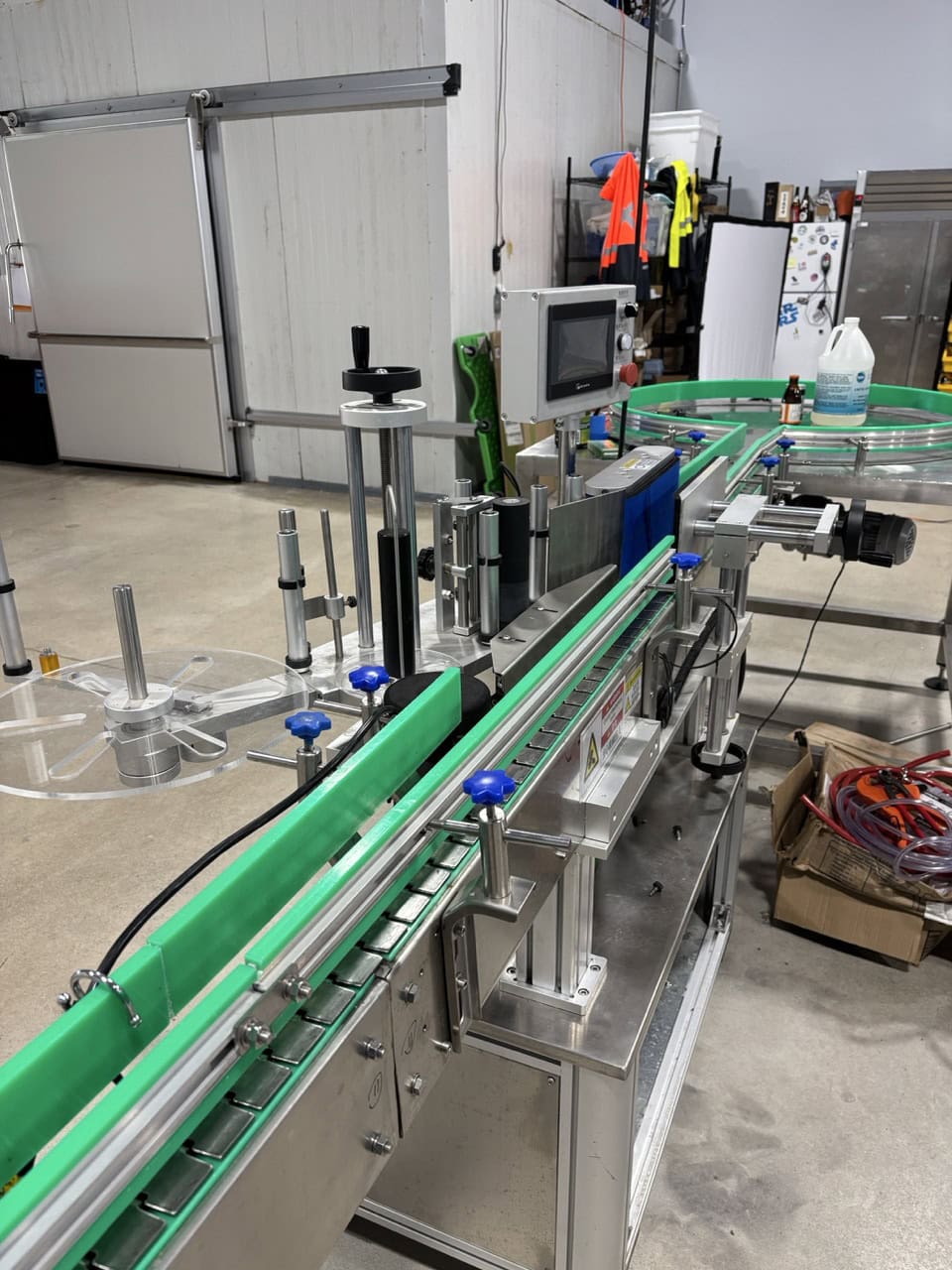 Zhangjiagang Bottling Line for Glass Bottles with Bottle Washer, Filler, Crowner, and Labeler
