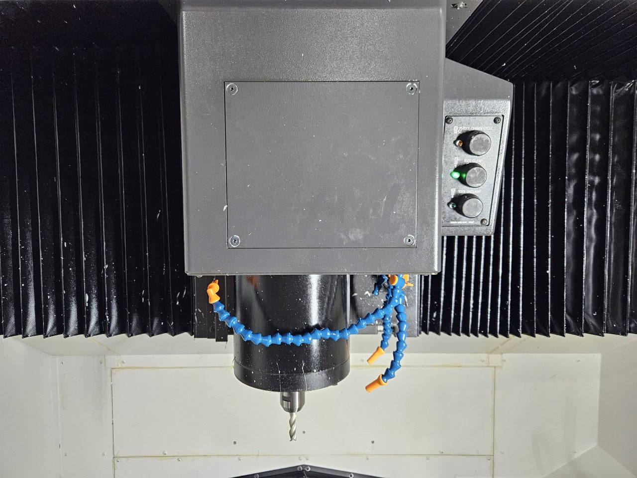 Okuma Genos M560-V CNC VMC, 2022 - Low Hours, TSC, Probes, 4th Axis, Chip Conveyor, 15K Spindle - Image 5