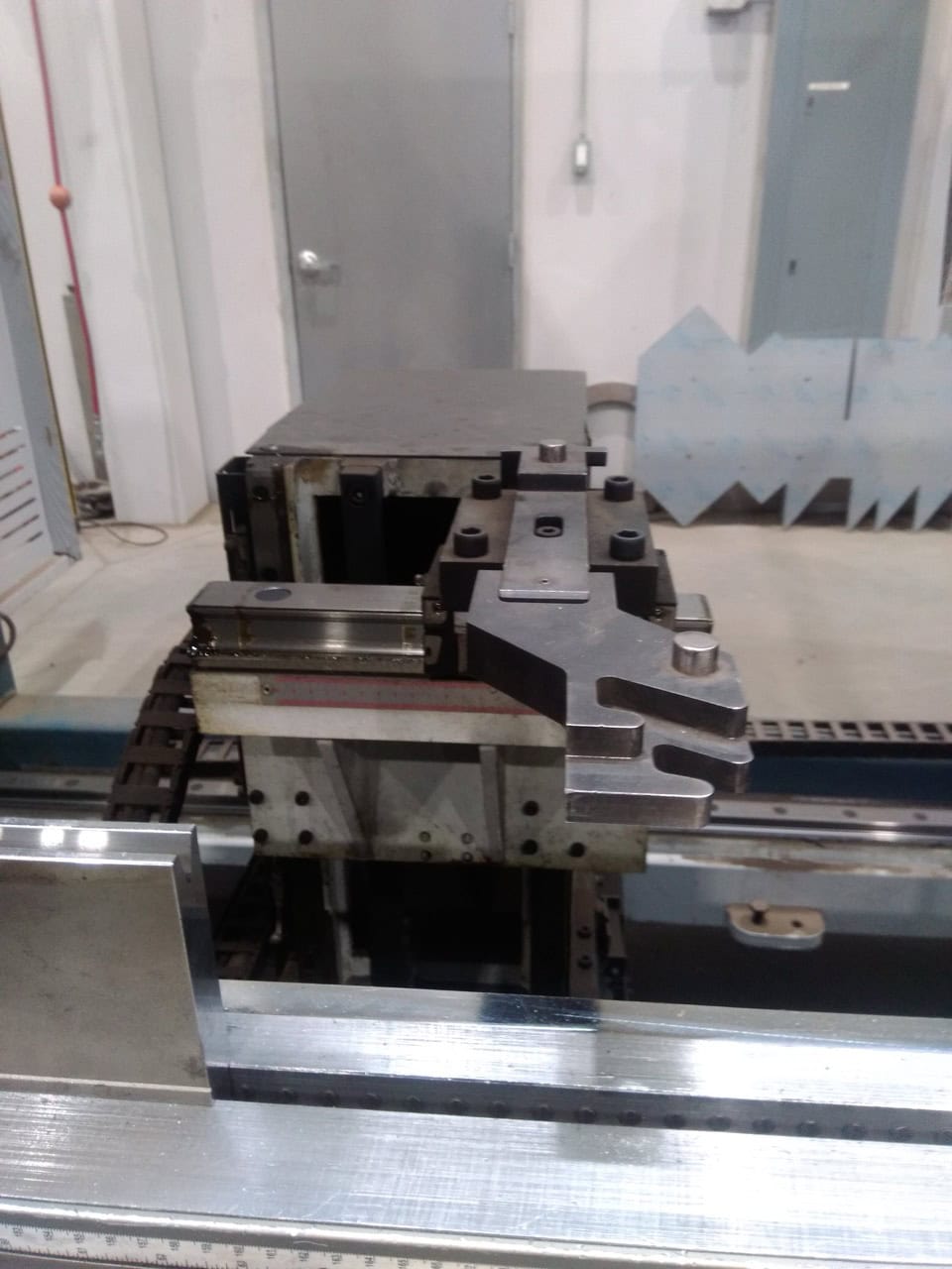 440 Ton x 13' Durma AD-Servo 40400 CNC Press Brake, 2022 - 6 Axis Back Gauge, CNC Crowning, Hydraulic Top & Bottom Clamping - Image 10