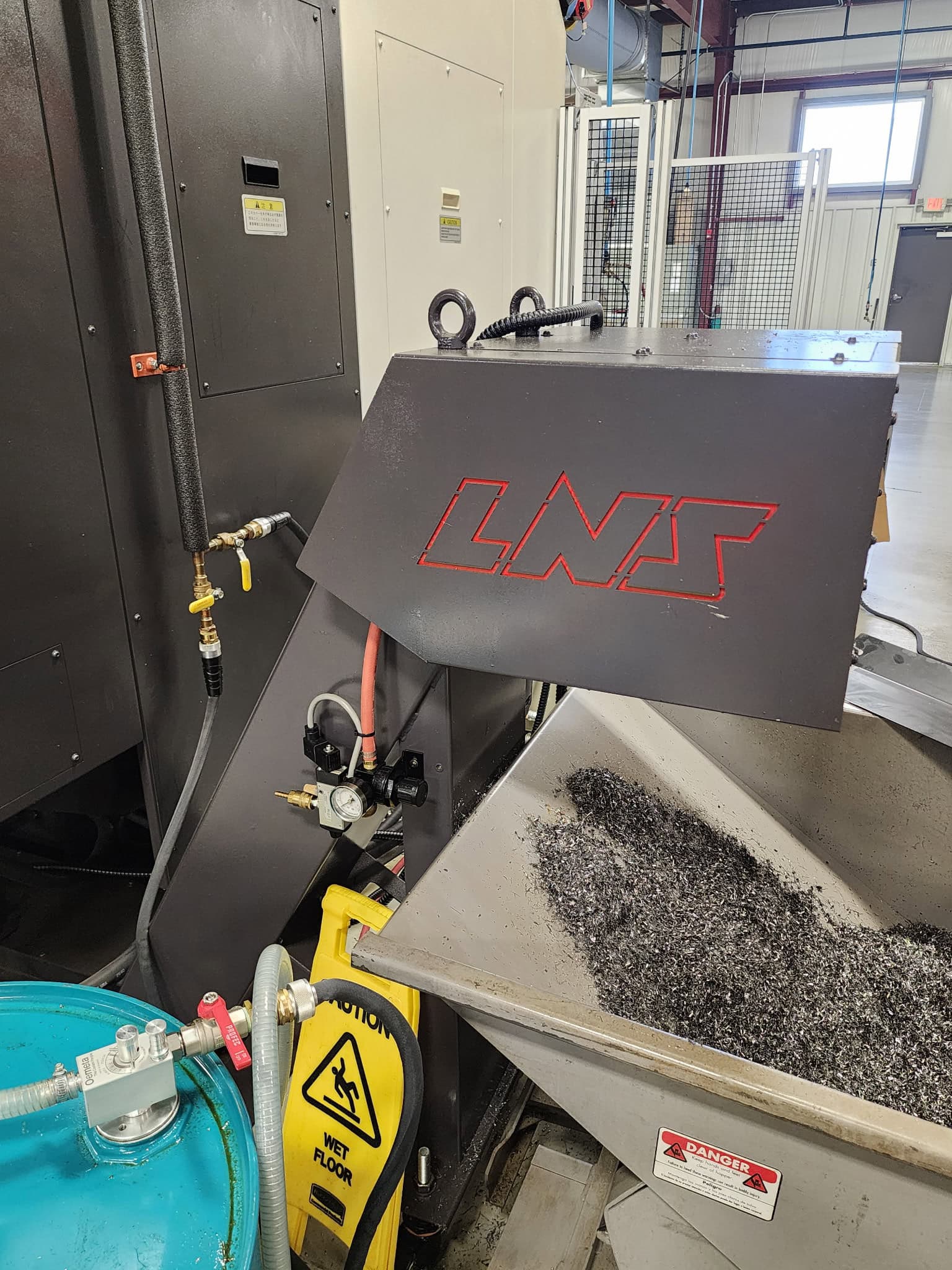 Okuma Genos M460V-5AX 5-Axis CNC VMC, 2021 - Robot Loader, Chip Conveyor, Mist Collector - Image 3