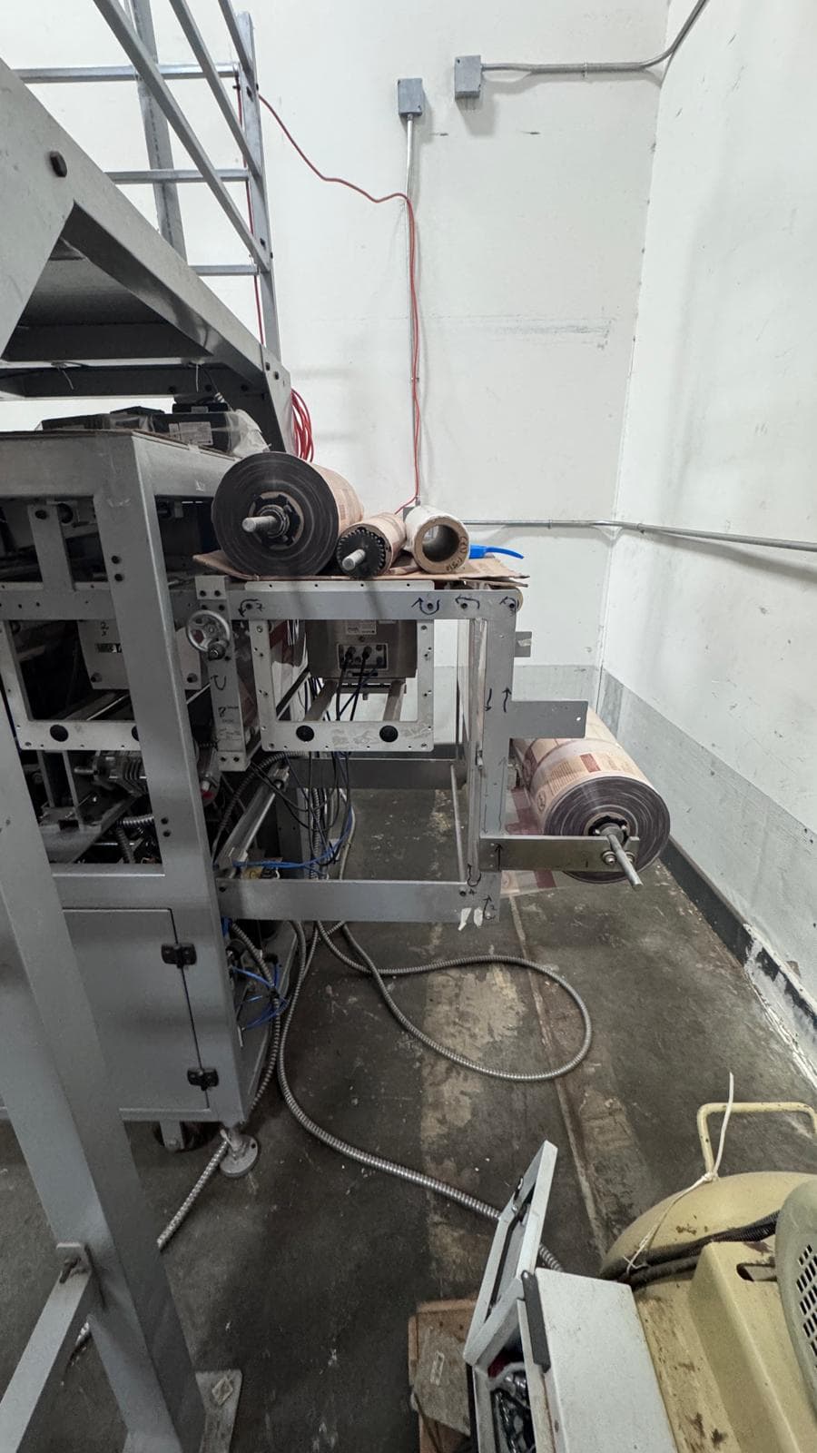 Automatic 10-Head Packing Machine with Integrated Scale System, Domino V320i TTO Printers, Conveyor & Mezzanine, 2020 - Image 4