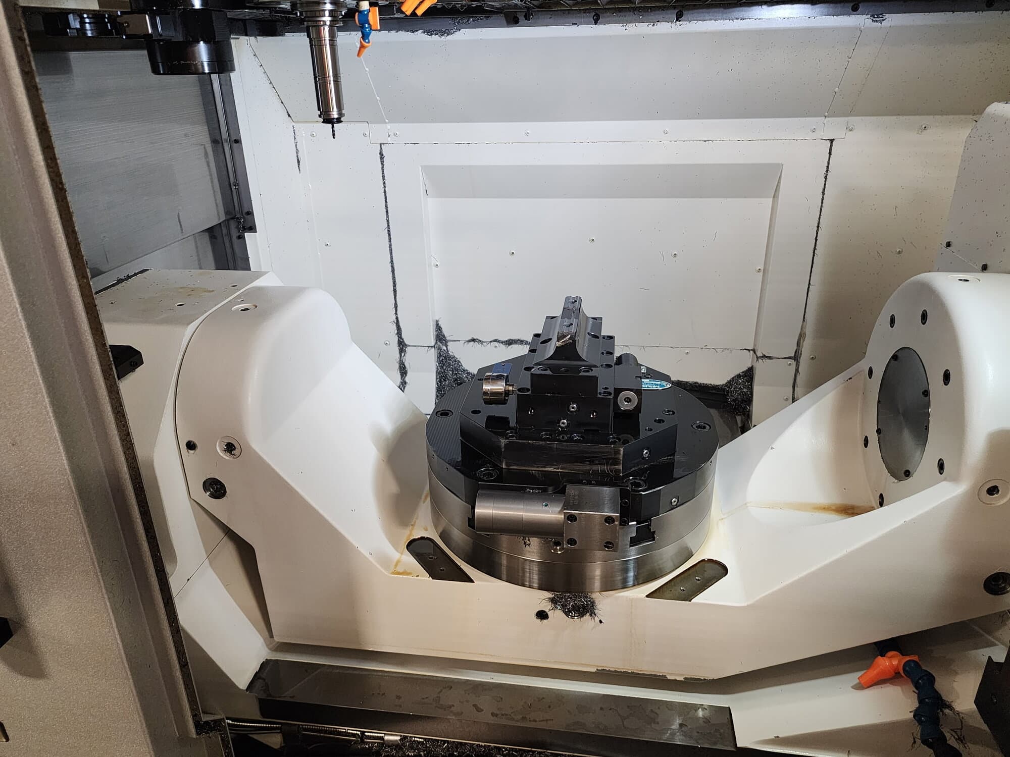 Okuma Genos M460V-5AX 5-Axis CNC VMC, 2021 - Robot Loader, Chip Conveyor, Mist Collector - Image 6