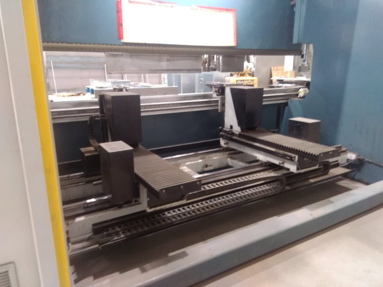 440 Ton x 13' Durma AD-Servo 40400 CNC Press Brake, 2022 - 6 Axis Back Gauge, CNC Crowning, Hydraulic Top & Bottom Clamping - Image 5