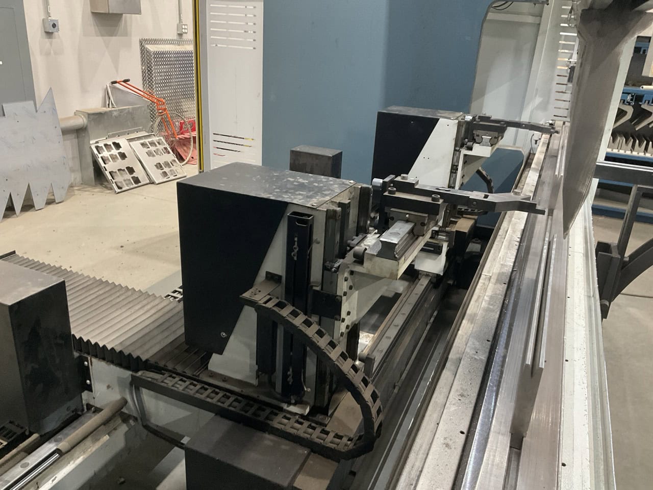 440 Ton x 13' Durma AD-Servo 40400 CNC Press Brake, 2022 - 6 Axis Back Gauge, CNC Crowning, Hydraulic Top & Bottom Clamping - Image 6