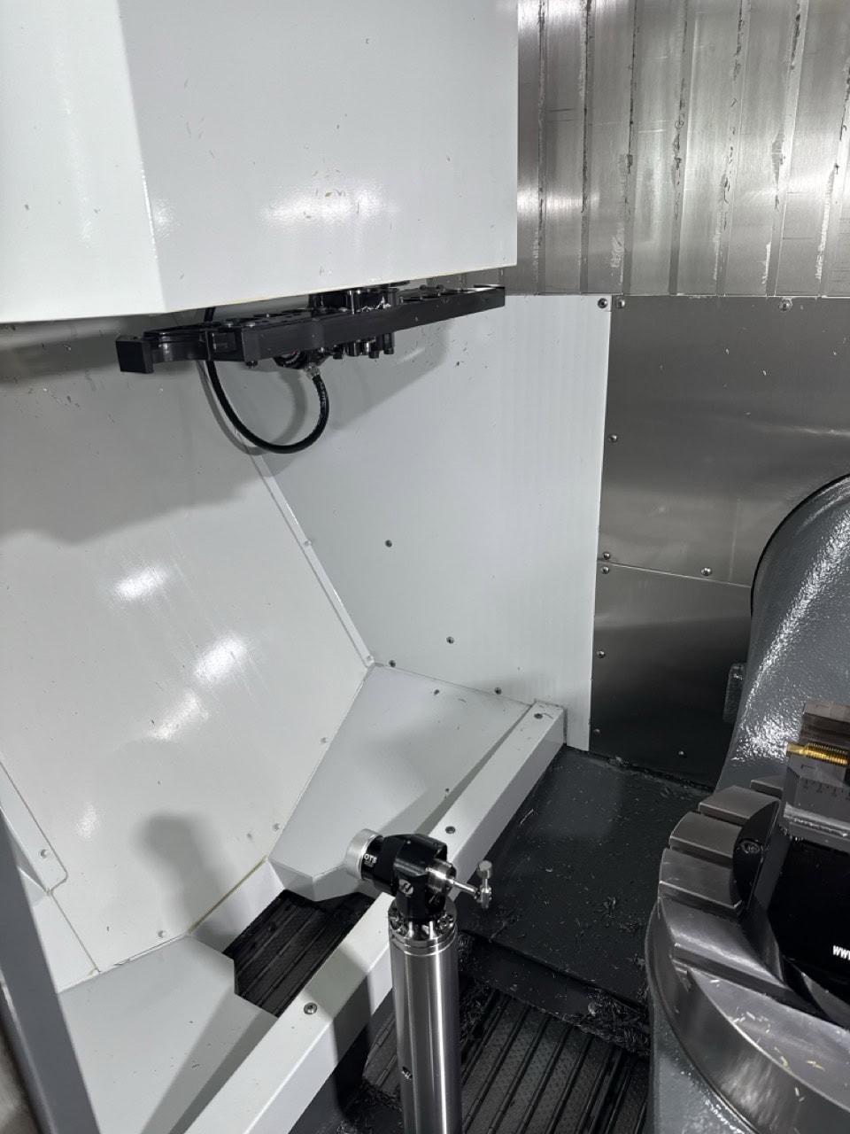 Haas UMC-500SS 5 Axis UMC, 2023 - TSC, Chip Conveyor, Probe - Image 12