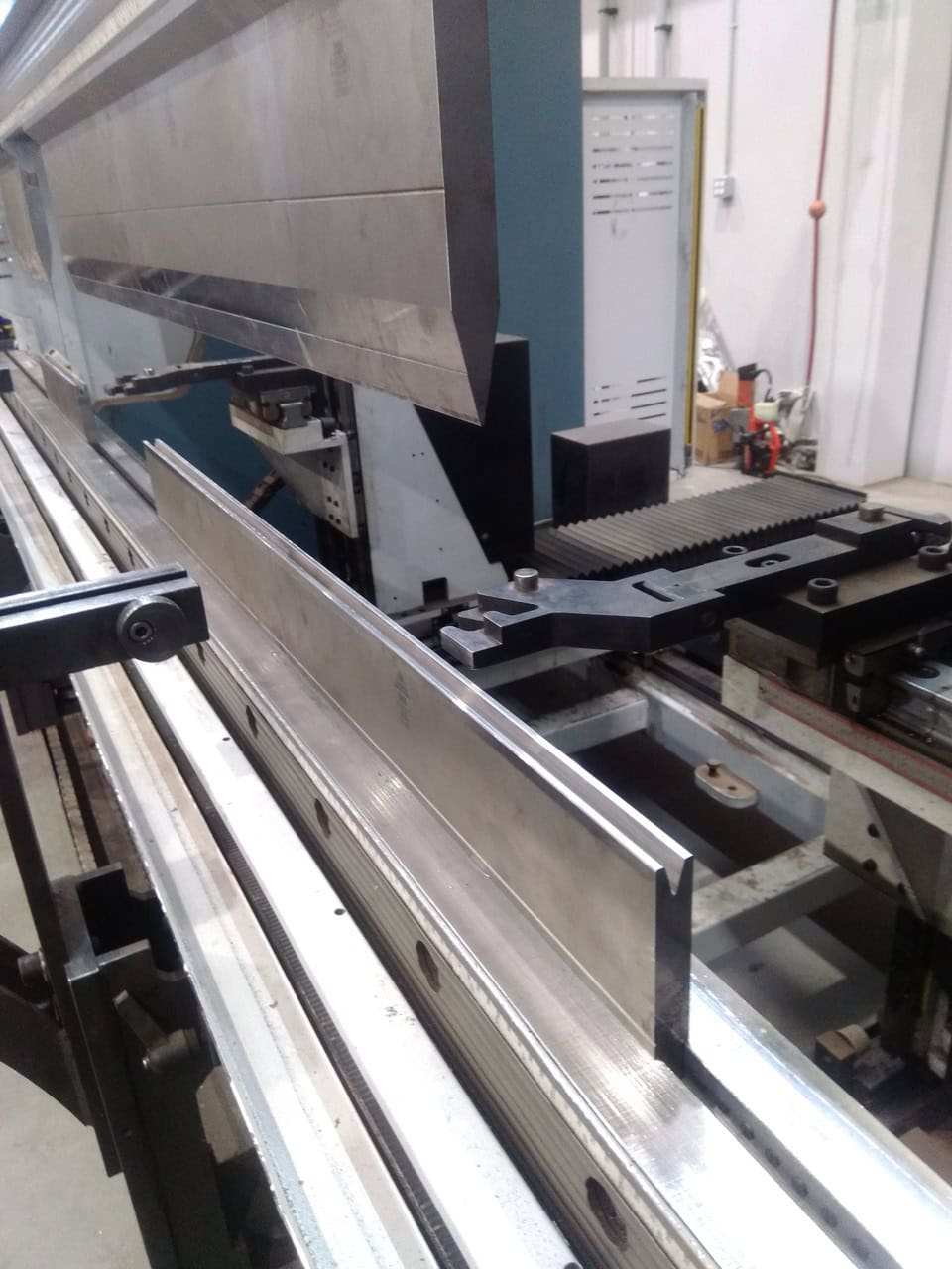 440 Ton x 13' Durma AD-Servo 40400 CNC Press Brake, 2022 - 6 Axis Back Gauge, CNC Crowning, Hydraulic Top & Bottom Clamping - Image 8