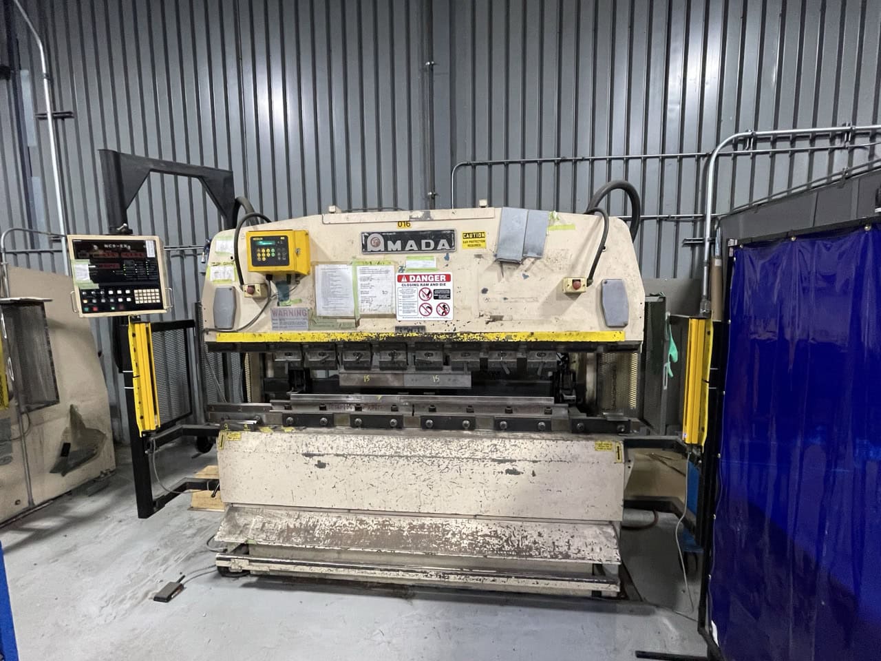 88 Ton x 8' Amada RG 80 Press Brake, 1982 - Tooling, Backgauge