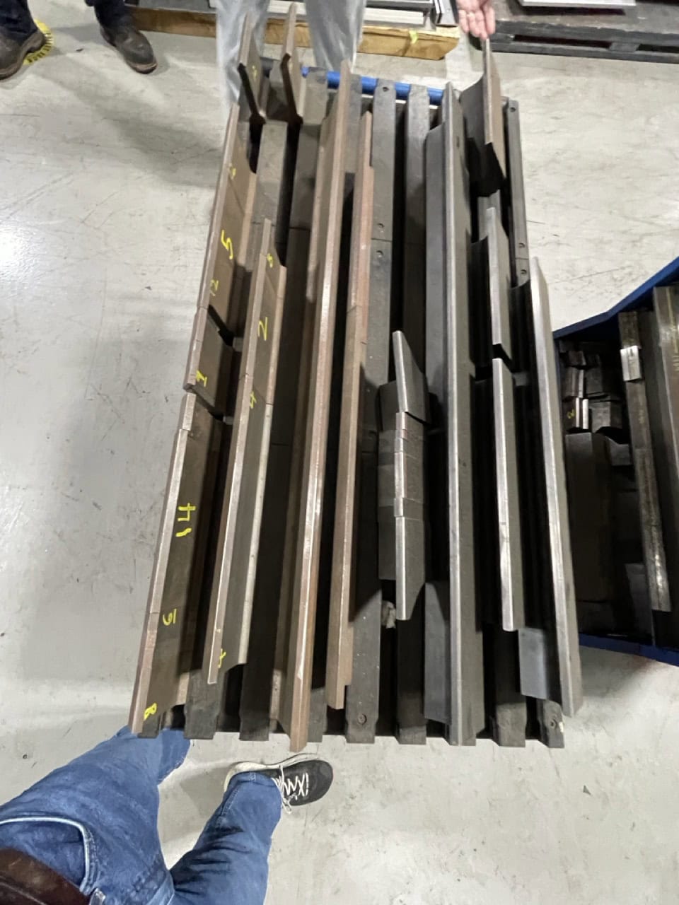 80 Ton x 8' Amada RG 8024LD Press Brake, 2000 - Backgauge, Tooling - Image 4