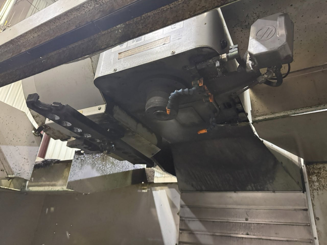 Haas VF-8D VMC, 2005 - 30K RPM, Chip Auger - Image 6