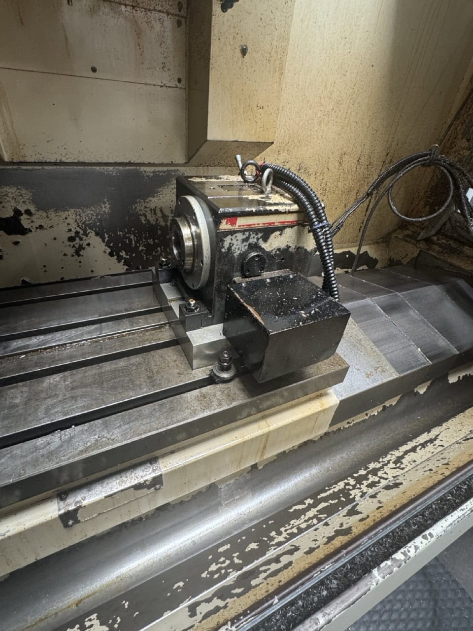 Okuma MC-V4020 VMC, 2005 - 4th Axis Rotary, Chip Conveyor - Image 4