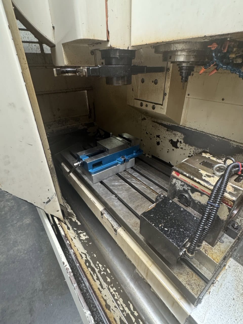 Okuma MC-V4020 VMC, 2005 - 4th Axis Rotary, Chip Conveyor - Image 5