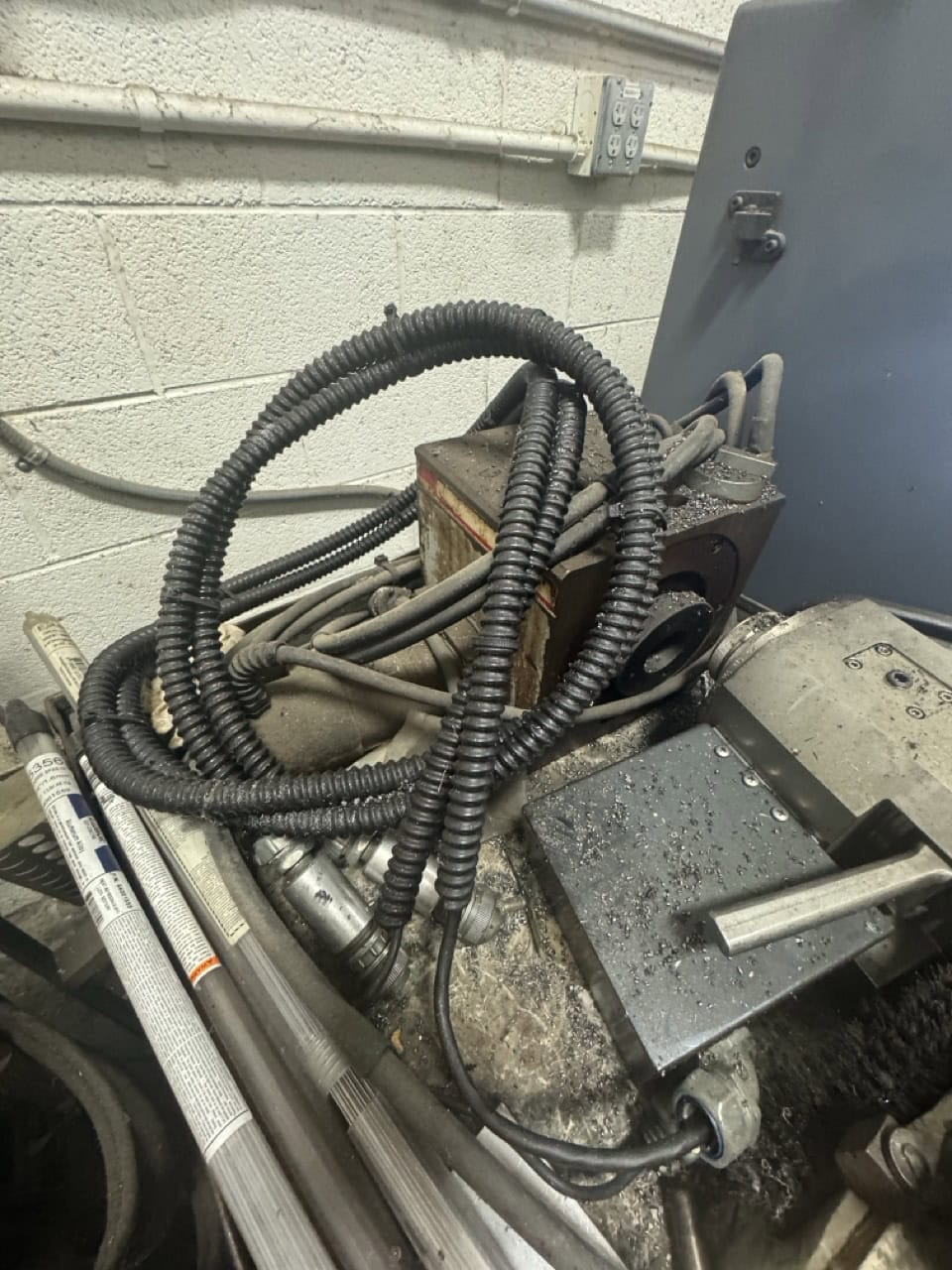 Okuma MC-V4020 VMC, 2005 - 4th Axis Rotary, Chip Conveyor - Image 9