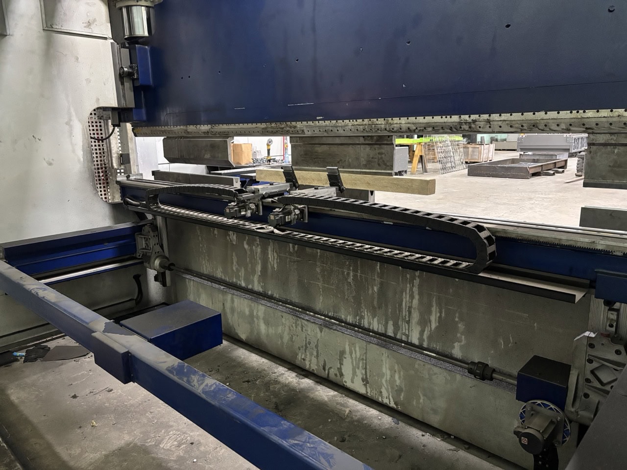 400 Ton x 13' MVD Wysong CNC Press Brake, 2019 - 4 Axis Backgauge - Image 6