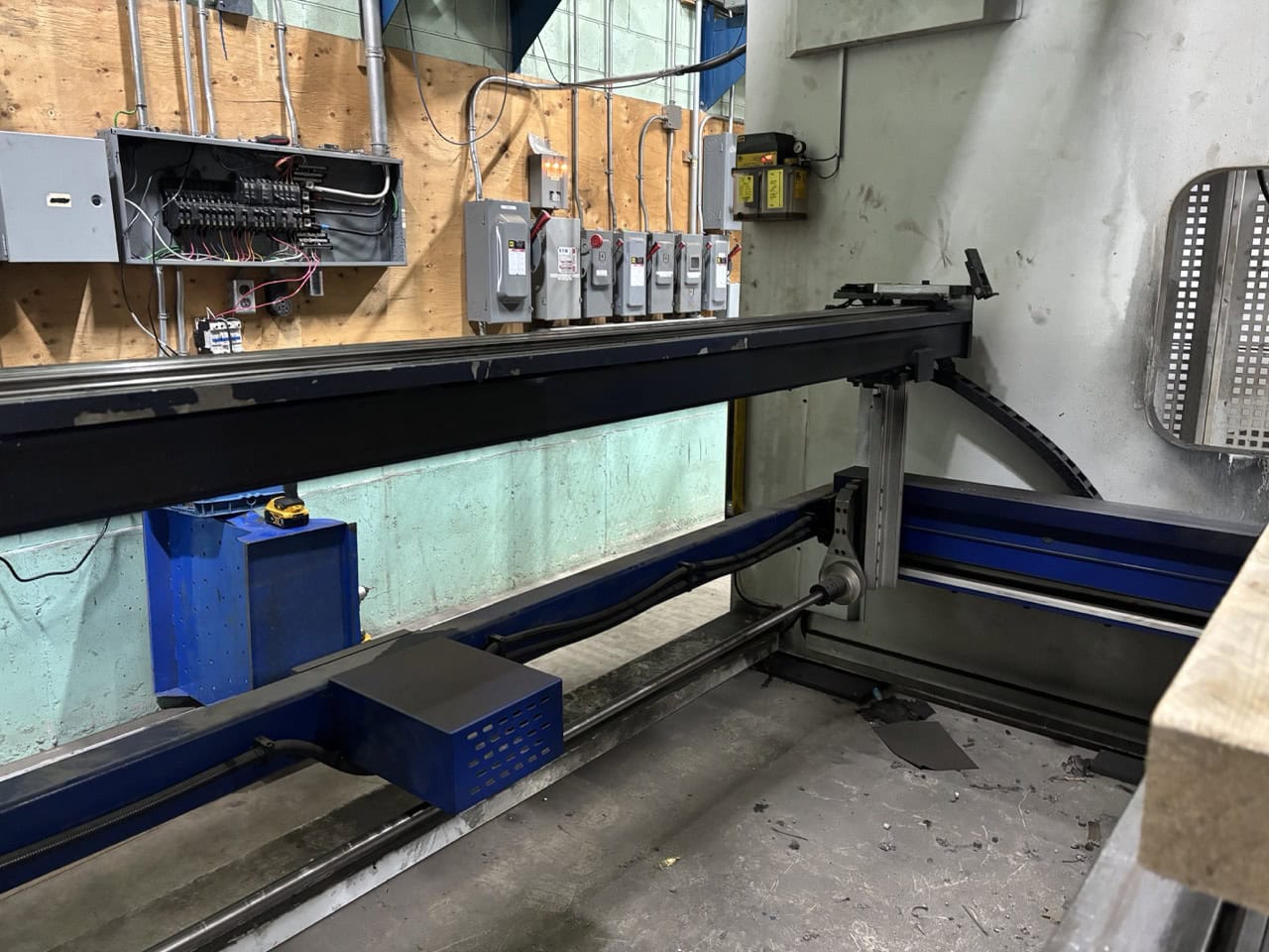 400 Ton x 13' MVD Wysong CNC Press Brake, 2019 - 4 Axis Backgauge - Image 7
