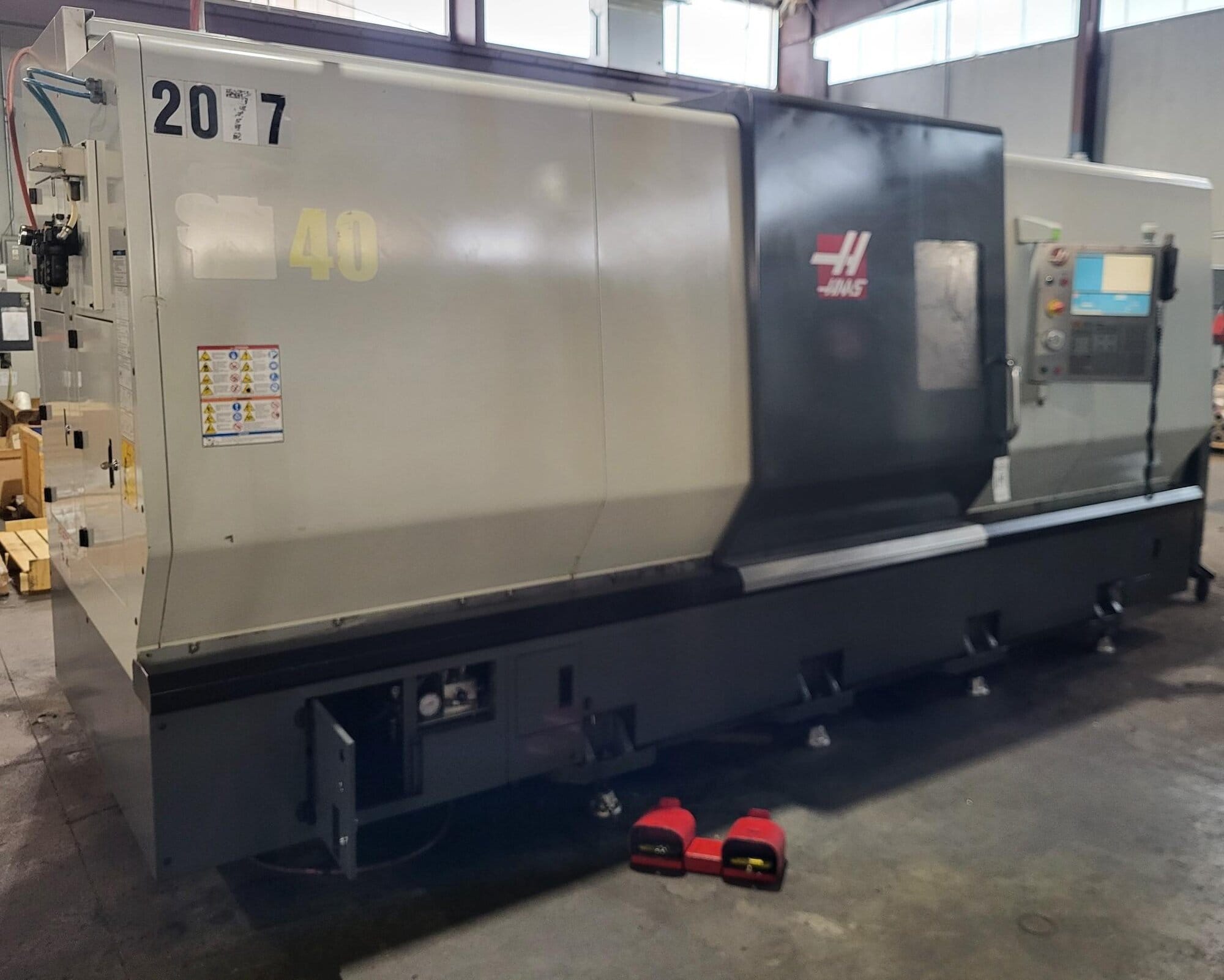 Haas ST-40 Big Bore CNC Lathe, 2013 - Chip Conveyor, 18.5" SMW Autoblok Chuck