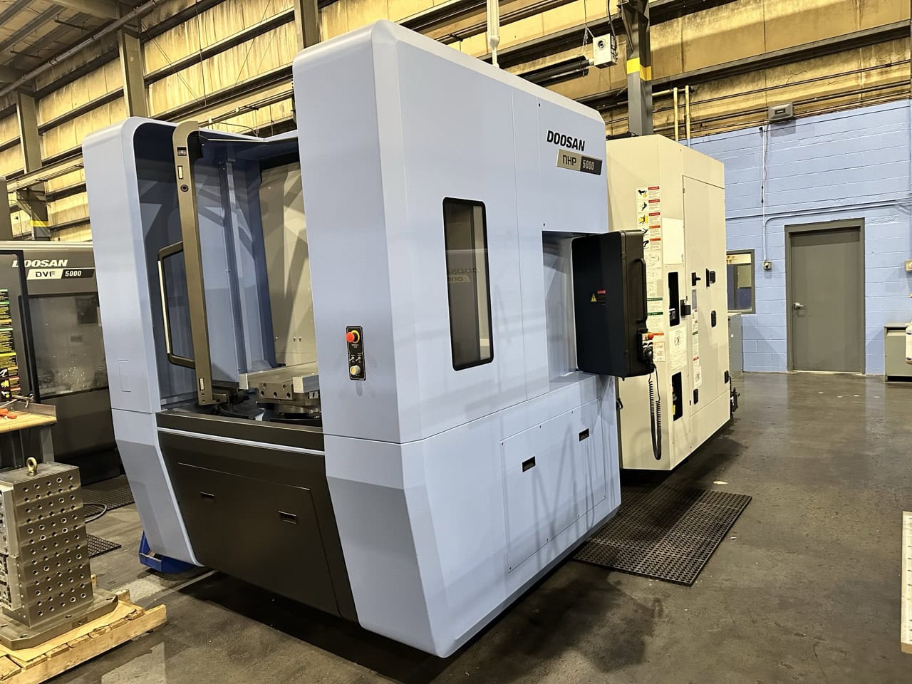 Doosan NHP 5000 HMC, 2021 - LNS Turbo MH250 Chip Conveyor, Probe, Tool Setter, 12 Cutting hours on machine!! - Image 2