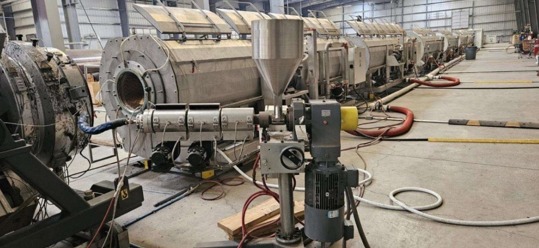 Battenfeld Helix II 630 VFI+FDC Pipe Extrusion Line, 2020 - solEx NG-90 Single Screw Extruder, Feeders, Vac Tanks, CoolTanks - Image 2