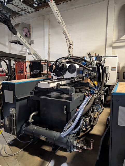 315 Ton Servo Hydraulic Milacron Q Series 3 Injection Molding Machine, 2024- Hydraulic Husky Altanium Neo5 Controller, Plastrac Blender - Image 2