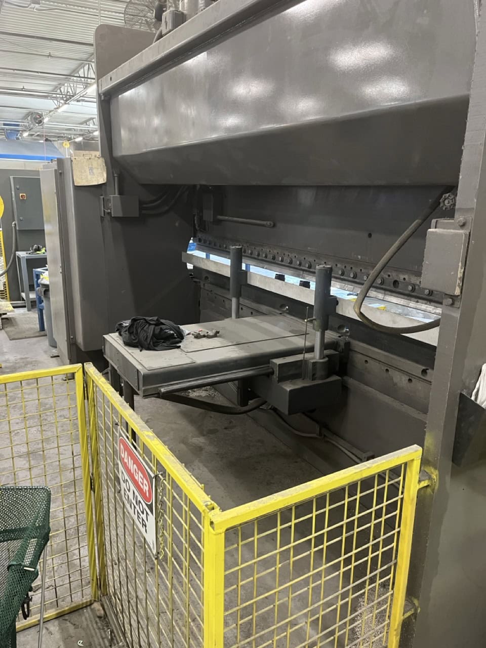 135 Ton x 12' Cincinnati 135AF10 CNC Press Brake, 1991 - 4 Axis CNC Control, AutoCrown - Image 5