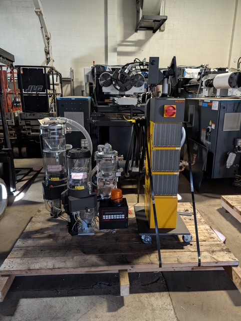 315 Ton Servo Hydraulic Milacron Q Series 3 Injection Molding Machine, 2024- Hydraulic Husky Altanium Neo5 Controller, Plastrac Blender - Image 3