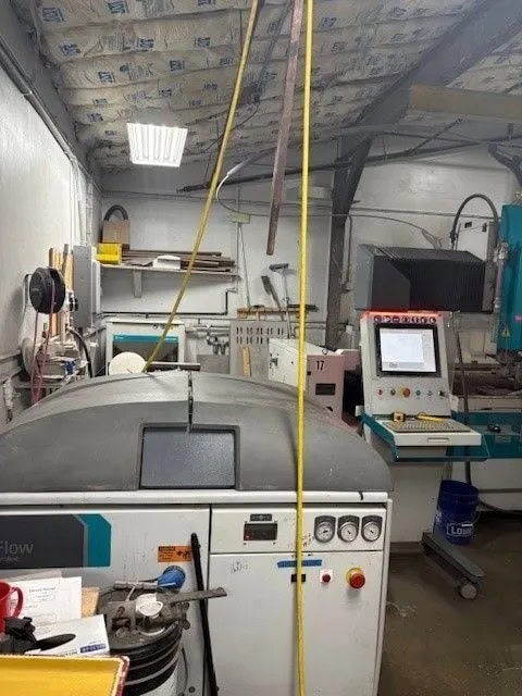6.5' x 10' Flow Mach 3 3015 Waterjet, 2018 - 94,000 PSI, Low Hours, Well Maintained, Custom Guards, NEEDS TO MOVE - Image 6