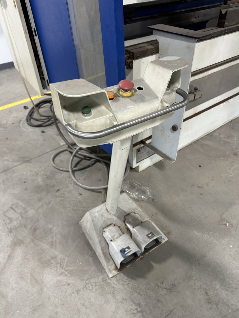 73 ton x 6.5' Trumpf 3066 CNC Press Brake, 2006-4 axis back gauge - Image 3