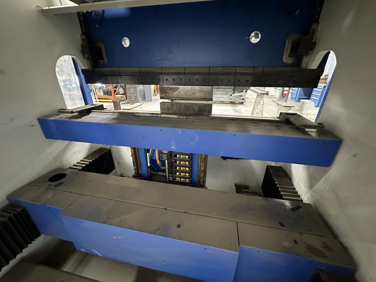 73 ton x 6.5' Trumpf 3066 CNC Press Brake, 2006-4 axis back gauge - Image 6