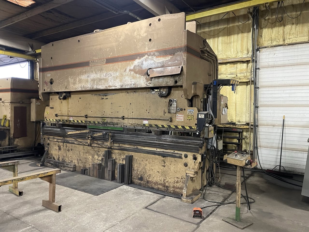 325 Ton x 16' Standard AB-325-16 CNC Press Brake, 1994 - Automec CNC Control (2 years old) Back Gauge, Tooling Included, Pit Required - Image 2