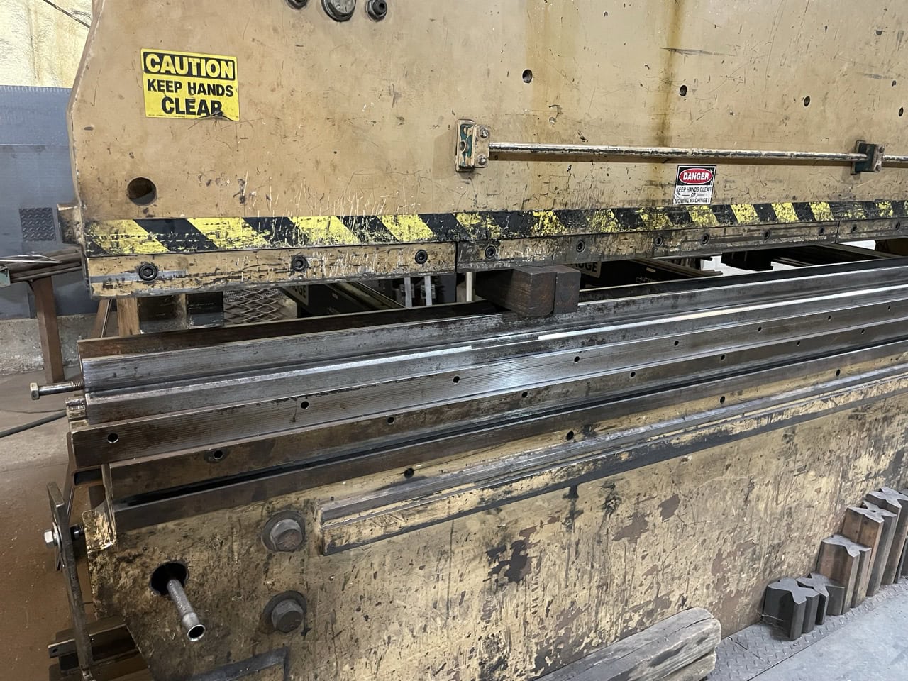 325 Ton x 16' Standard AB-325-16 CNC Press Brake, 1994 - Automec CNC Control (2 years old) Back Gauge, Tooling Included, Pit Required - Image 4