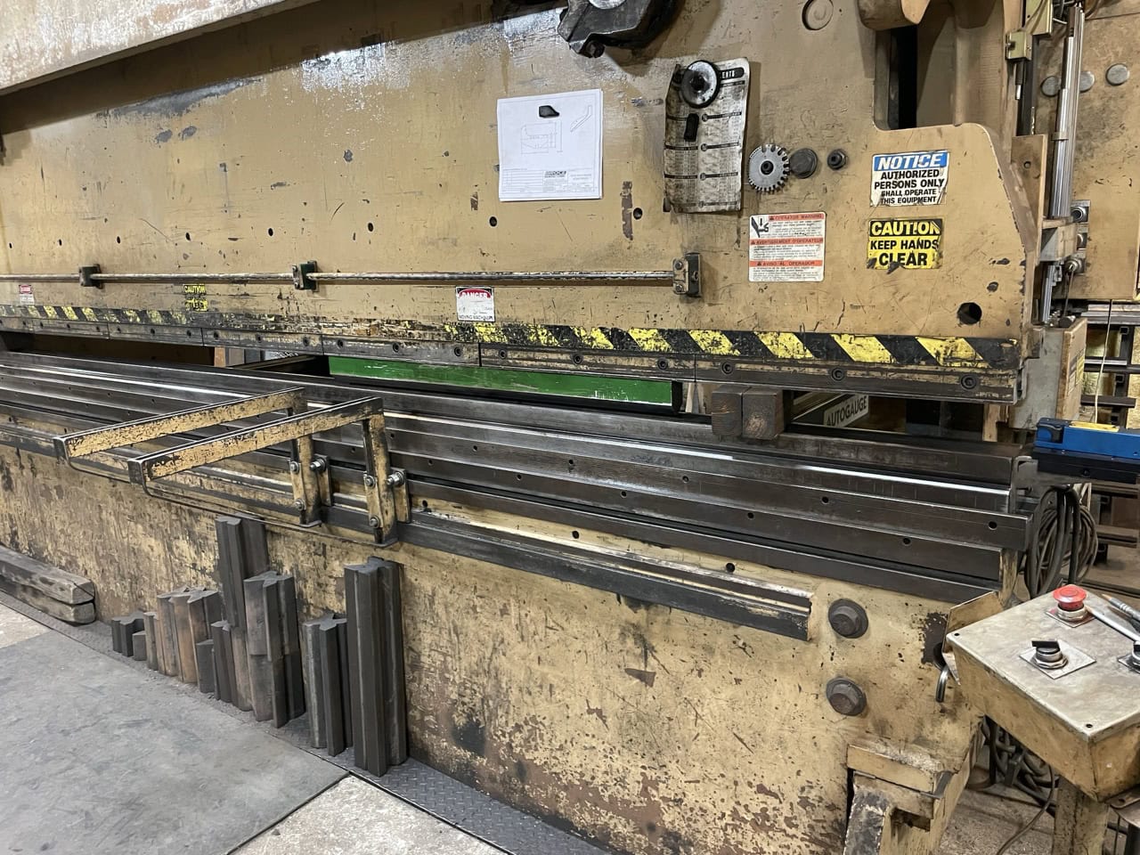 325 Ton x 16' Standard AB-325-16 CNC Press Brake, 1994 - Automec CNC Control (2 years old) Back Gauge, Tooling Included, Pit Required - Image 6