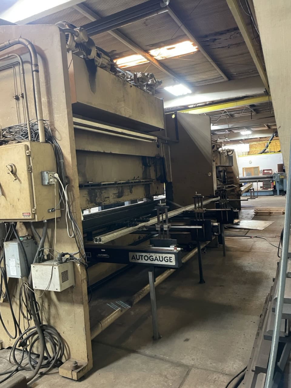 325 Ton x 16' Standard AB-325-16 CNC Press Brake, 1994 - Automec CNC Control (2 years old) Back Gauge, Tooling Included, Pit Required - Image 12
