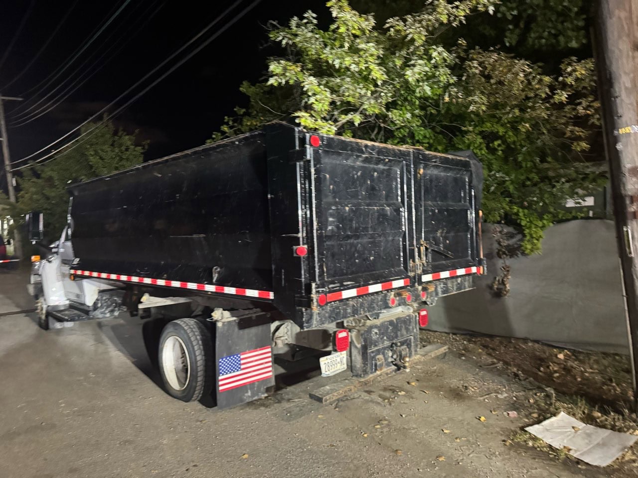 GMC C5500 Dump Truck, 2005 - Diesel, Swing Doors - Image 2