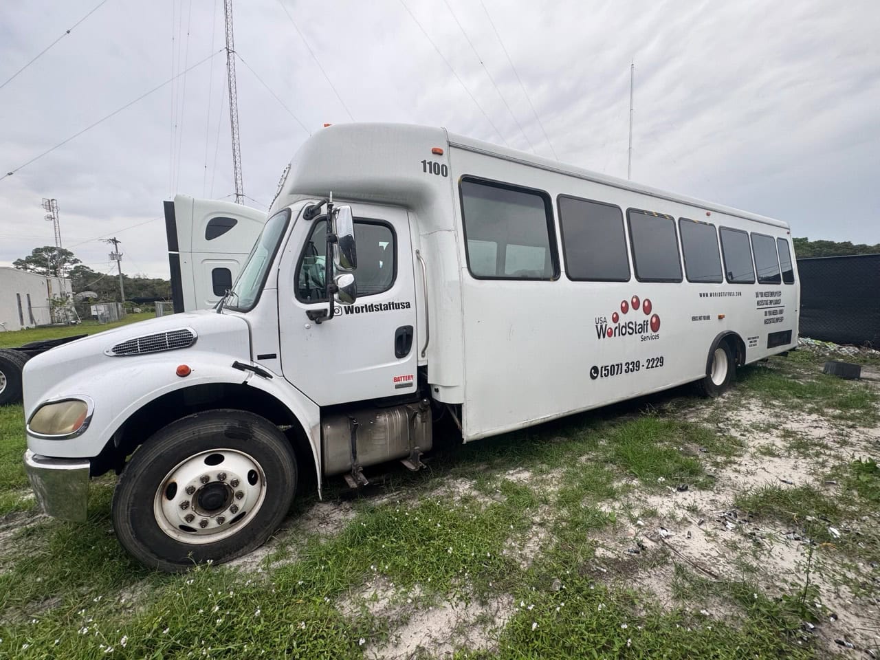 Freightliner M2 106 Shuttle Bus, 2009 - Commercial Shuttle Bus - Image 4