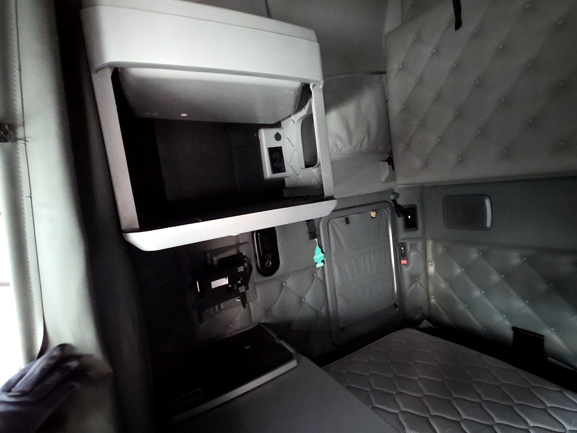 Kenworth T680 Sleeper Truck, 2016 - Paccar MX-13, Eaton Auto - Image 2