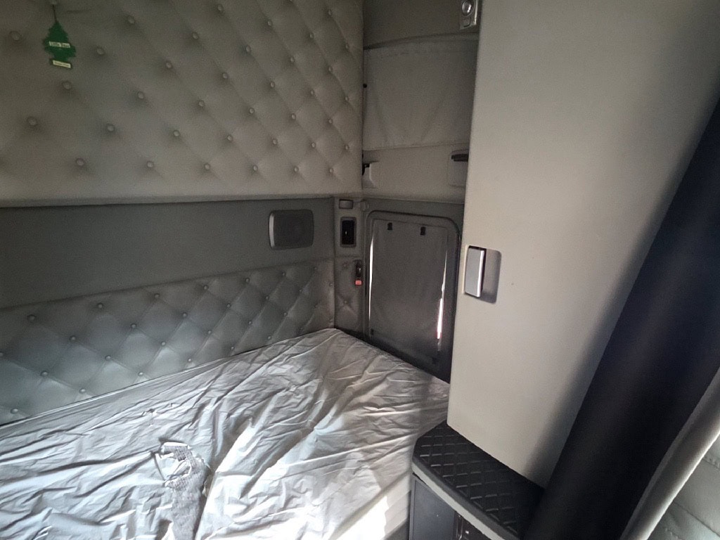 Kenworth T680 Sleeper Truck, 2019 - Paccar MX013, Eaton Auto - Image 2