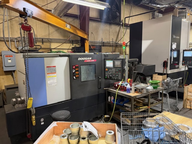 Doosan Puma 2600 CNC Lathe, 2011 - Tailstock, Chip Conveyor, Fanuc 0i Control - Image 2