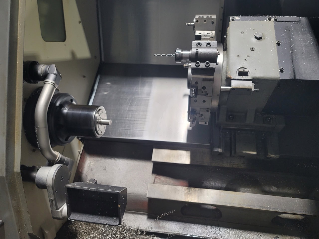 Samsung SL30/1000 CNC Lathe, 2011 - Iemca Barfeed, Tool Presetter, 3" Thru Spindle - Image 2