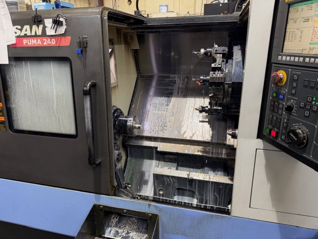 Doosan Puma 240C CNC Lathe, 2013 - LNS Barfeed, Royal Collet Chuck, LNS Chip Conveyor - Image 4