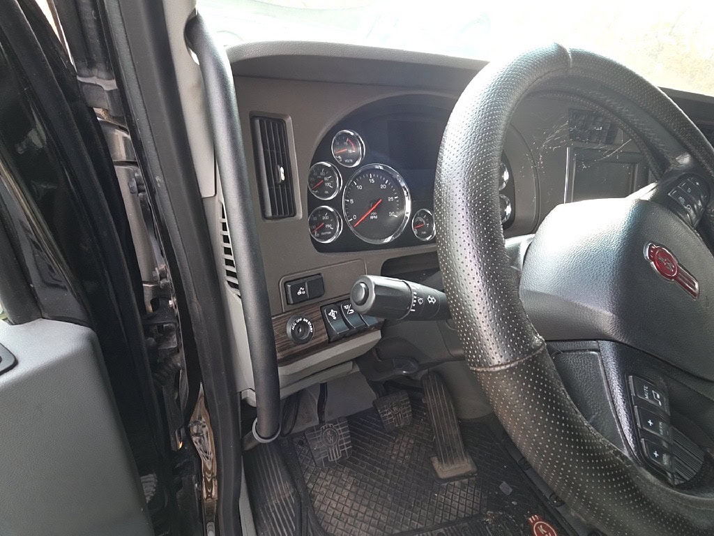Kenworth T680 Sleeper Truck, 2019 - Paccar MX013, Eaton Auto - Image 5