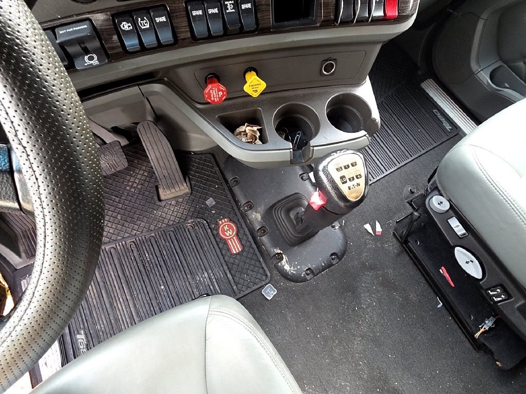 Kenworth T680 Sleeper Truck, 2019 - Paccar MX013, Eaton Auto - Image 14