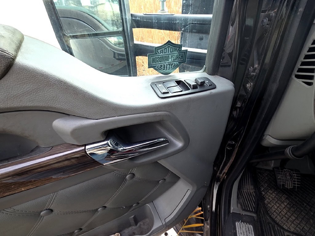 Kenworth T680 Sleeper Truck, 2019 - Paccar MX013, Eaton Auto - Image 6